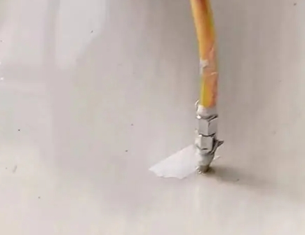 荥阳瓷砖空鼓维修公司专业解答在瓷砖铺贴过程中，如果使用的砂料过粗（如全部使用了粗砂），可能会导致以下问题