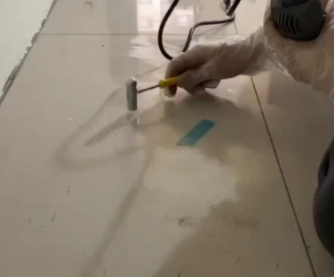 荥阳瓷砖开裂维修公司专业分享瓷砖在铺贴前如果没有沥干水分，将会导致以下问题